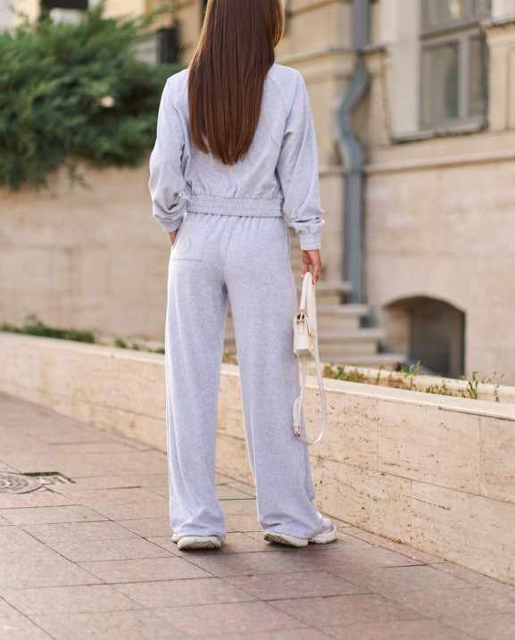 85 Костюм велюровий з вишивкою